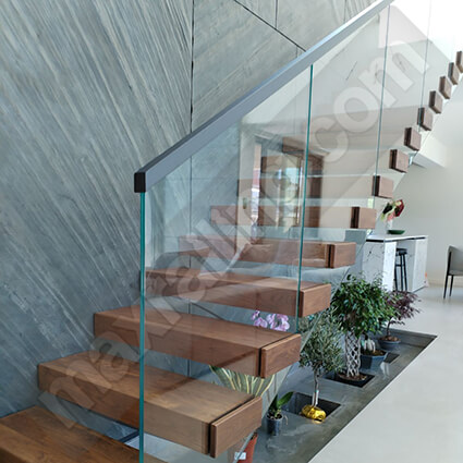 Стъклен парапет по стълби с дистанционери